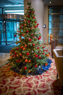 Renkli bir Noel ağacı bir otelin girişinde süs olarak duruyor.