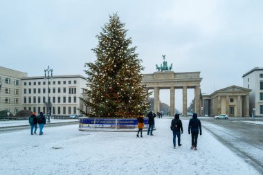 Berlin 'deki Brandenburg Kapısı' nın önünde renkli bir Noel ağacı duruyor.