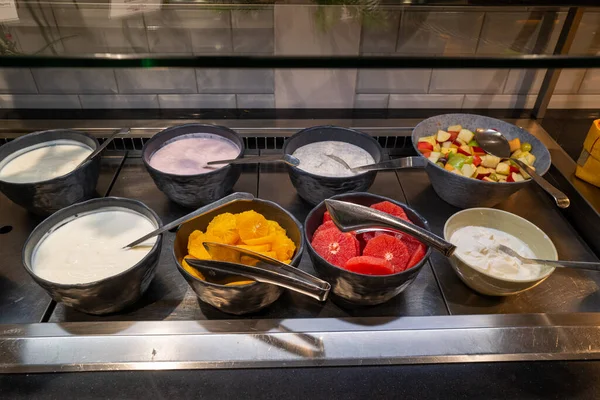 Het Ontbijtbuffet Zijn Verschillende Soorten Yoghurt Fruit — Stockfoto