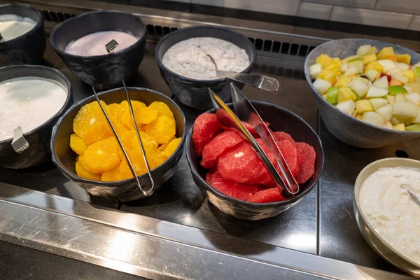 Завтрак Шведский Стол Различные Виды Йогурта Фруктов — стоковое фото