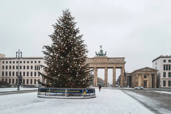 Ein Bunt Geschmückter Weihnachtsbaum Steht Vor Dem Brandenburger Tor Berlin — Stockfoto