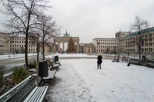 Ein Bunt Geschmückter Weihnachtsbaum Steht Vor Dem Brandenburger Tor Berlin — Stockfoto