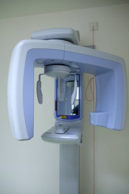 Bir çene kliniğinde bir x-ray makinesi var. 