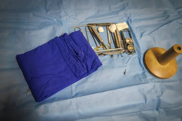 Ορισμένα Όργανα Οδοντιατρικής Λειτουργίας Βρίσκονται Στο Χειρουργικό Τραπέζι — Φωτογραφία Αρχείου