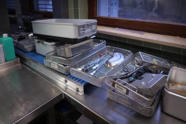 Hastanede, temizlenmiş cerrahi aletler yeniden işlenir.