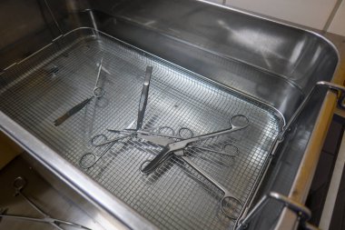 Ultrasonik banyoda çeşitli cerrahi aletler temizleniyor.