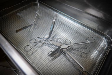 Ultrasonik banyoda çeşitli cerrahi aletler temizleniyor.