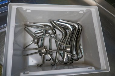 Birçok farklı jinekolojik spekülasyon temizlenmiş ve dezenfekte edilmiştir.