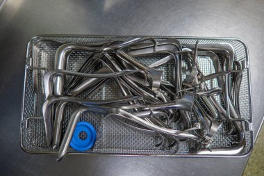 Birçok farklı jinekolojik spekülasyon temizlenmiş ve dezenfekte edilmiştir.