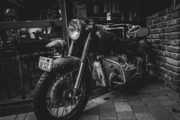 Een Zeer Oude Motorfiets Staat Bij Ingang Van Een Restaurant — Stockfoto