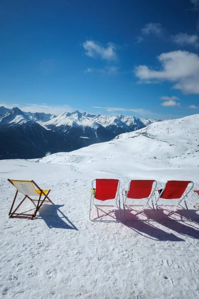 Liegestühle Stehen Schnee Auf Dem Gipfel Des Berges — Stockfoto