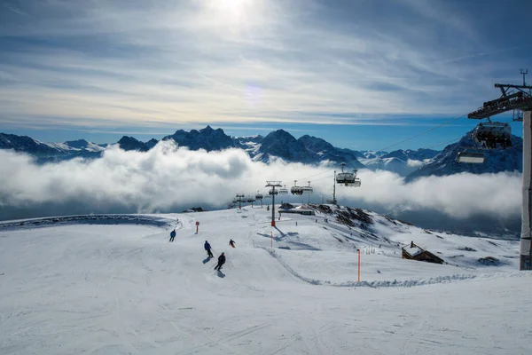 Das Skigebiet Scuol Der Schweiz Bei Schönstem Wetter Und Blauem — Stockfoto