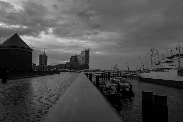 Port Hamburgu Wkrótce Zmierzchu Czerni Bieli — Zdjęcie stockowe