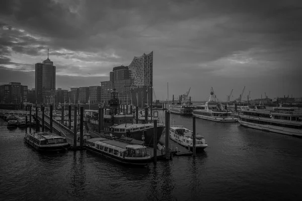 Порт Гамбурга Вскоре После Заката Черно Белом Цвете — стоковое фото