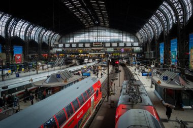 Hamburg tarihi istasyon binasının içinde.