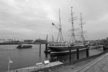 Hamburg 'un eski limanı Bulutlu gökyüzünün altında