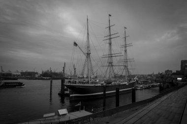Hamburg 'un eski limanı Bulutlu gökyüzünün altında