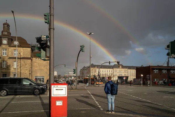 Een Kleurrijke Dubbele Regenboog Het Centraal Station Van Hamburg — Stockfoto