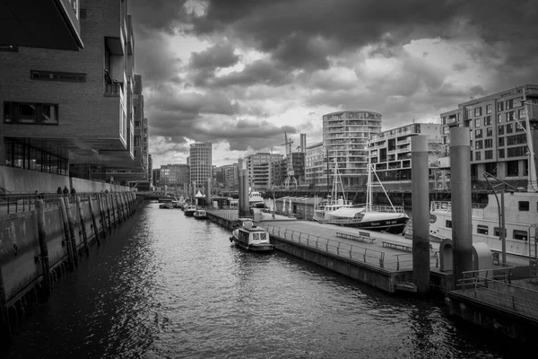 在乌云密布的天空下 汉堡的哈芬城 — 图库照片