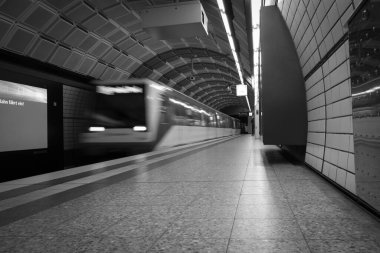 Bir metro treni Hamburg 'da istasyona girer.