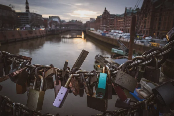 Wiele Kłódek Wiszących Moście Hamburgu — Zdjęcie stockowe