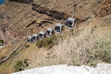 Fira Santorini Adası üzerinde kablo arabaya