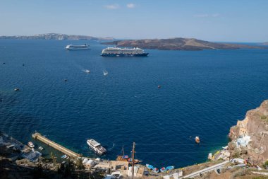 Büyük yolcu gemisi Mein Schiff 6 Santorini adasına demir attı.