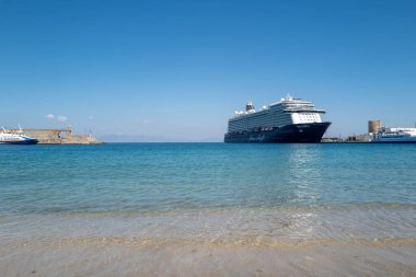 Büyük yolcu gemisi Mein Schiff 6 Rhodos limanında.
