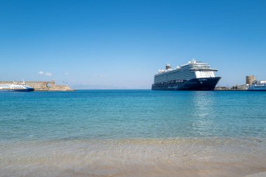 Büyük yolcu gemisi Mein Schiff 6 Rhodos limanında.