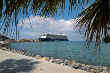 Büyük yolcu gemisi Mein Schiff 6 Kusadasi limanında.