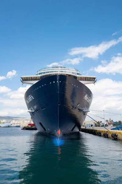Duży Statek Wycieczkowy Mein Schiff Jest Porcie Pireus — Zdjęcie stockowe
