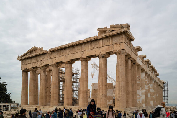 Многие туристы посещают Акрополь в Афинах