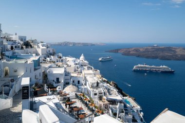 Fira 'nın Santorini adasındaki beyaz evleri.