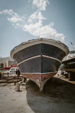 Kıyıda eski bir tekne var.