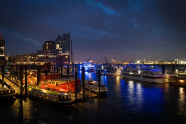 Geceleri Hamburg 'un aydınlanan limanı.