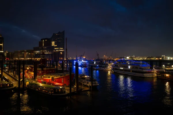 夜晚明亮的汉堡港 — 图库照片