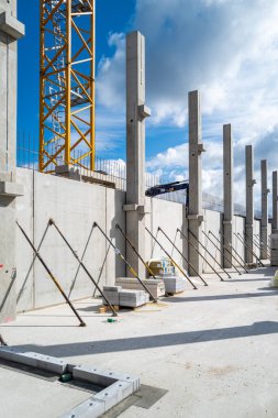 İnşaat alanındaki beton duvarlar turnikelerle destekleniyor