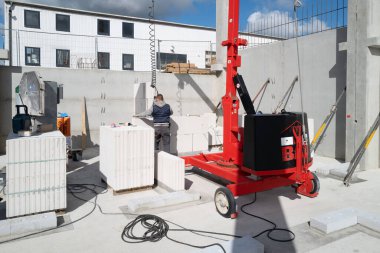 Tuğlacı inşaat sahasına beton duvar örüyor.