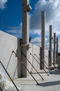 İnşaat alanındaki beton duvarlar turnikelerle destekleniyor