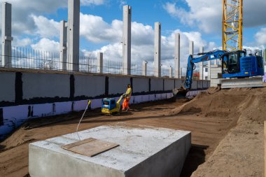 Fabrika inşaatı için birçok beton sütun inşa edilir.