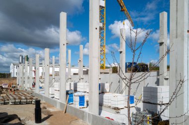 Fabrika inşaatı için birçok beton sütun inşa edilir.