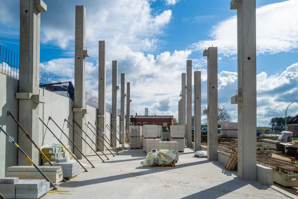 Staveništi Postaveno Mnoho Betonových Pilířů Pro Tovární Budovu Stock Fotografie