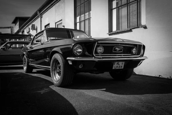 Eski Bir Ford Mustang Klasik Bir Araba Toplantısında Duruyor — Stok fotoğraf