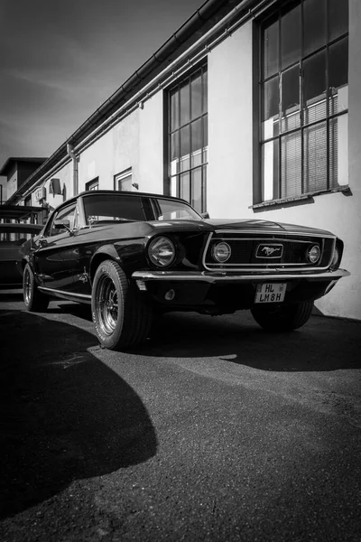 Stary Ford Mustang Stoi Spotkaniu Klasycznego Samochodu — Zdjęcie stockowe