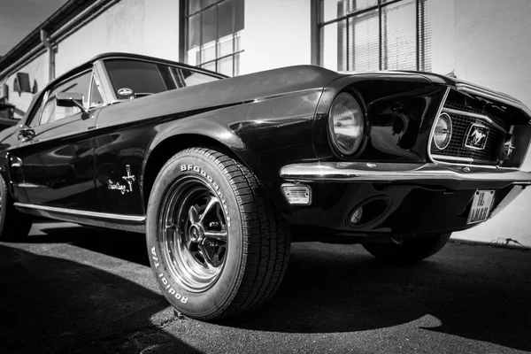 Eski Bir Ford Mustang Klasik Bir Araba Toplantısında Duruyor — Stok fotoğraf