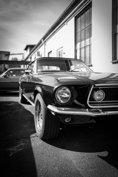 Een Oude Ford Mustang Staat Een Klassieke Auto Vergadering — Stockfoto