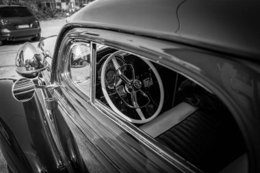 Orijinal durumda eski bir Caddilac. 