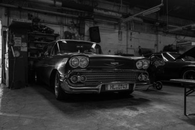 Orijinal durumda eski bir Caddilac bir atölyede duruyor.