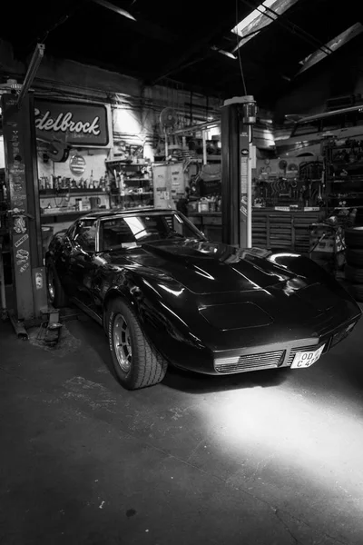 Vieux Corvette Noir Tient Dans Atelier — Photo