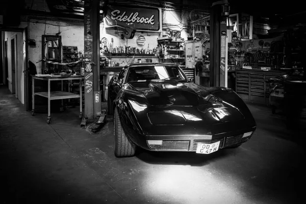 Старый Черный Corvette Стоит Мастерской — стоковое фото